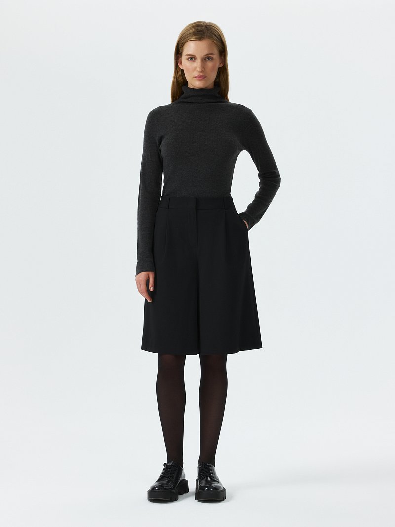 Костюмные шорты с защипами