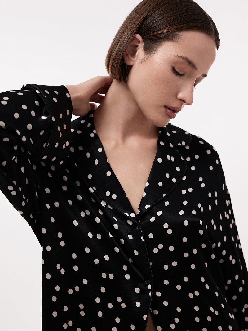 Атласная блуза в пижамном стиле