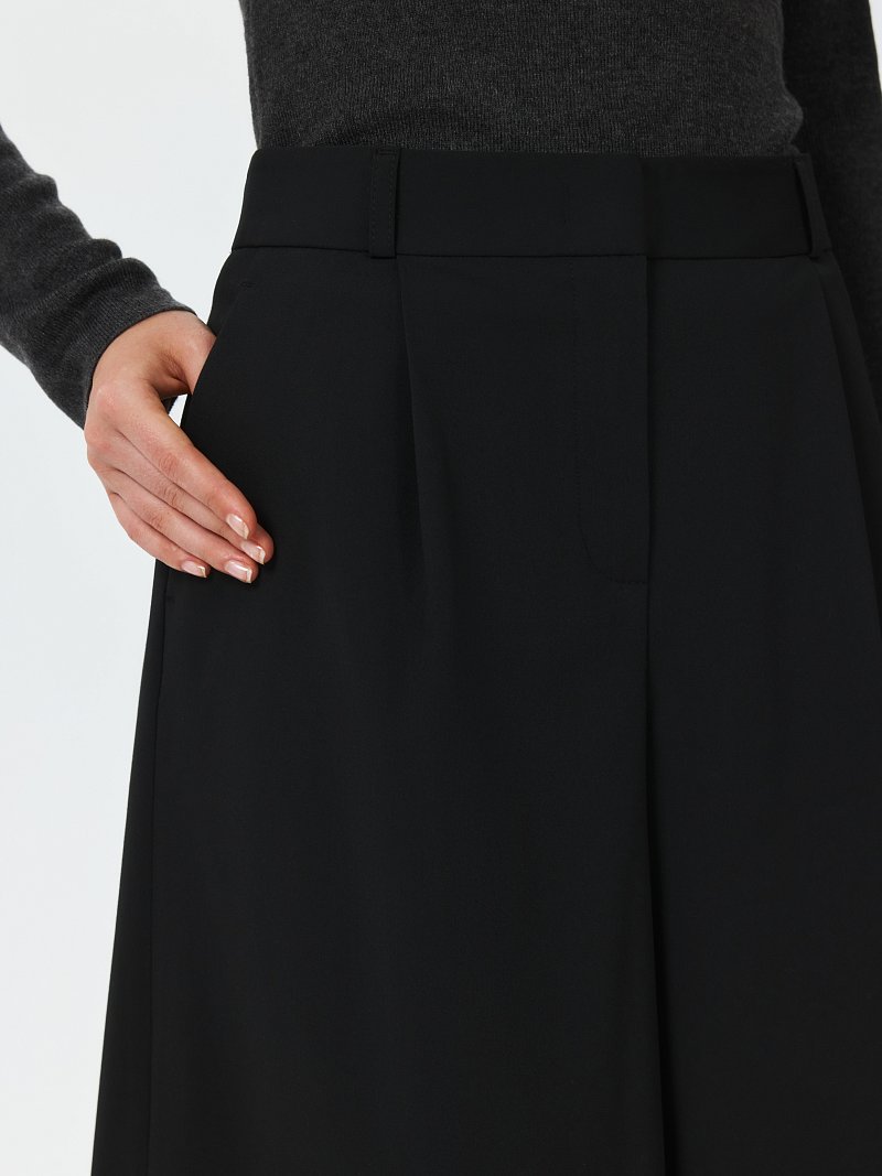 Костюмные шорты с защипами