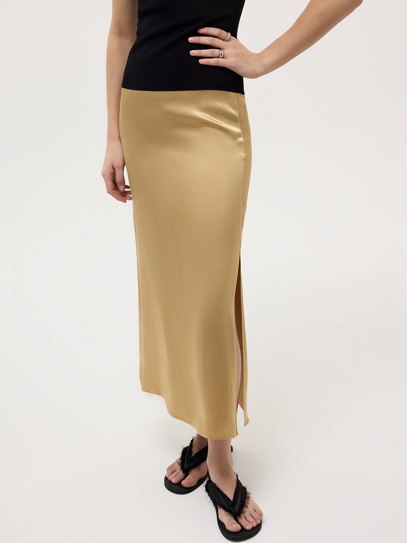 Атласная юбка с разрезом