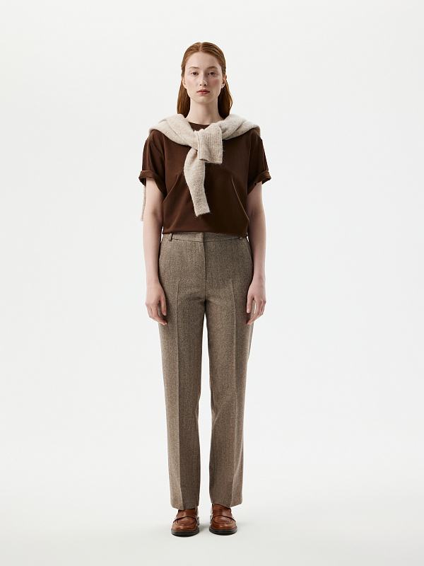 Зауженные брюки «в елочку»