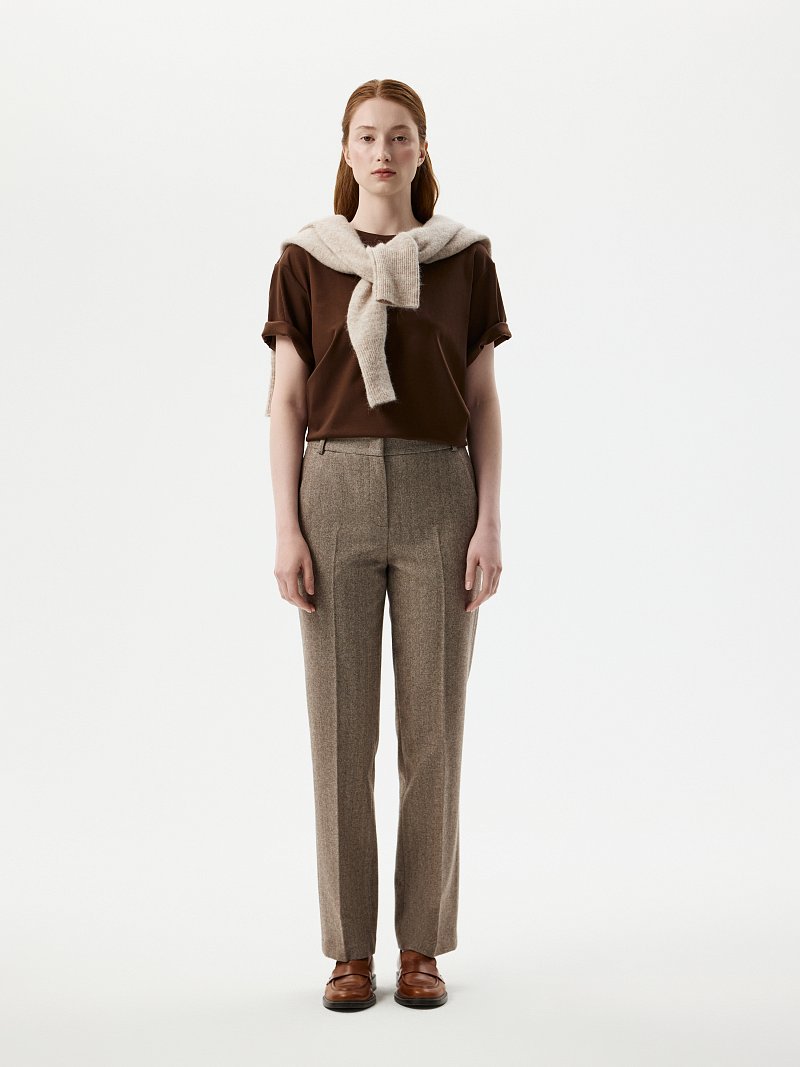 Зауженные брюки «в елочку»