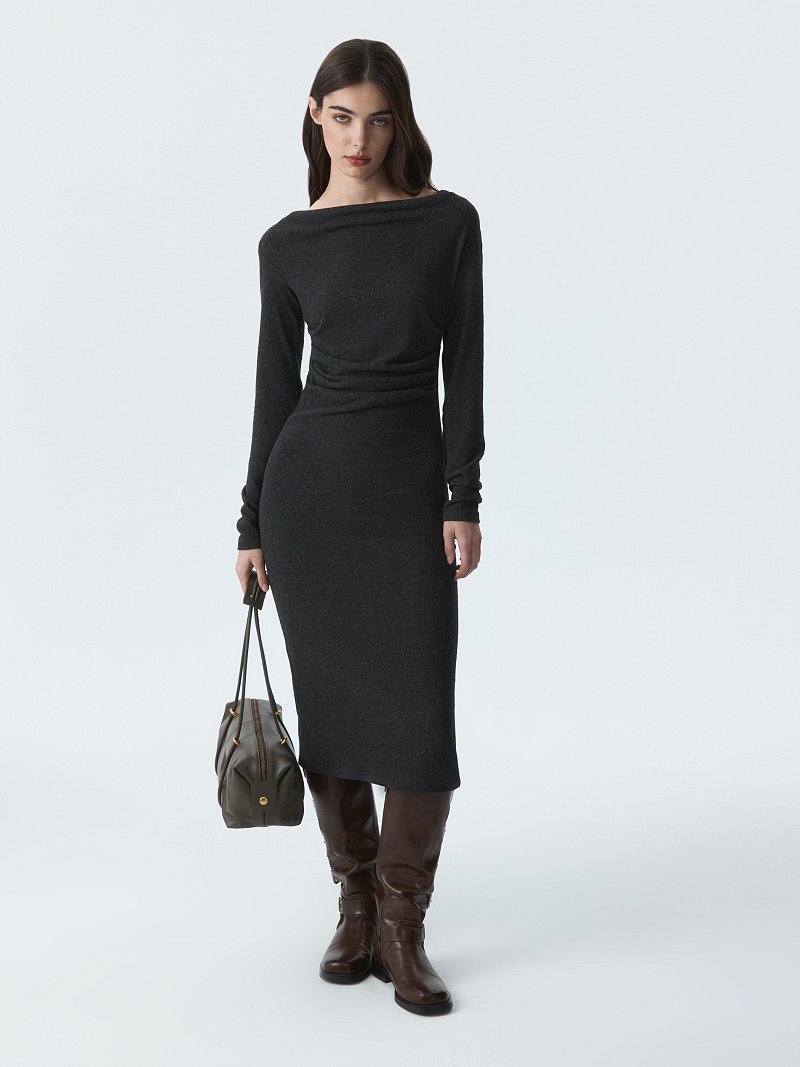 Трикотажное платье с открытыми плечами