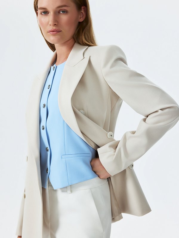 Приталенный двубортный жакет