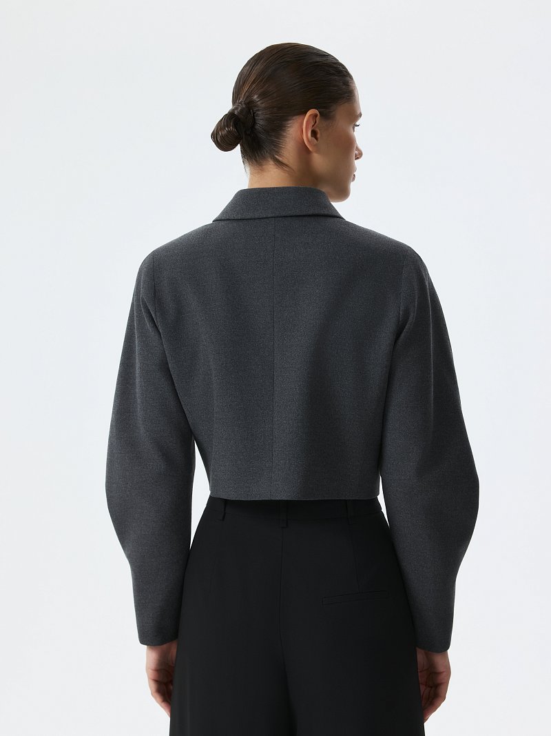 Укороченный жакет с объемными рукавами