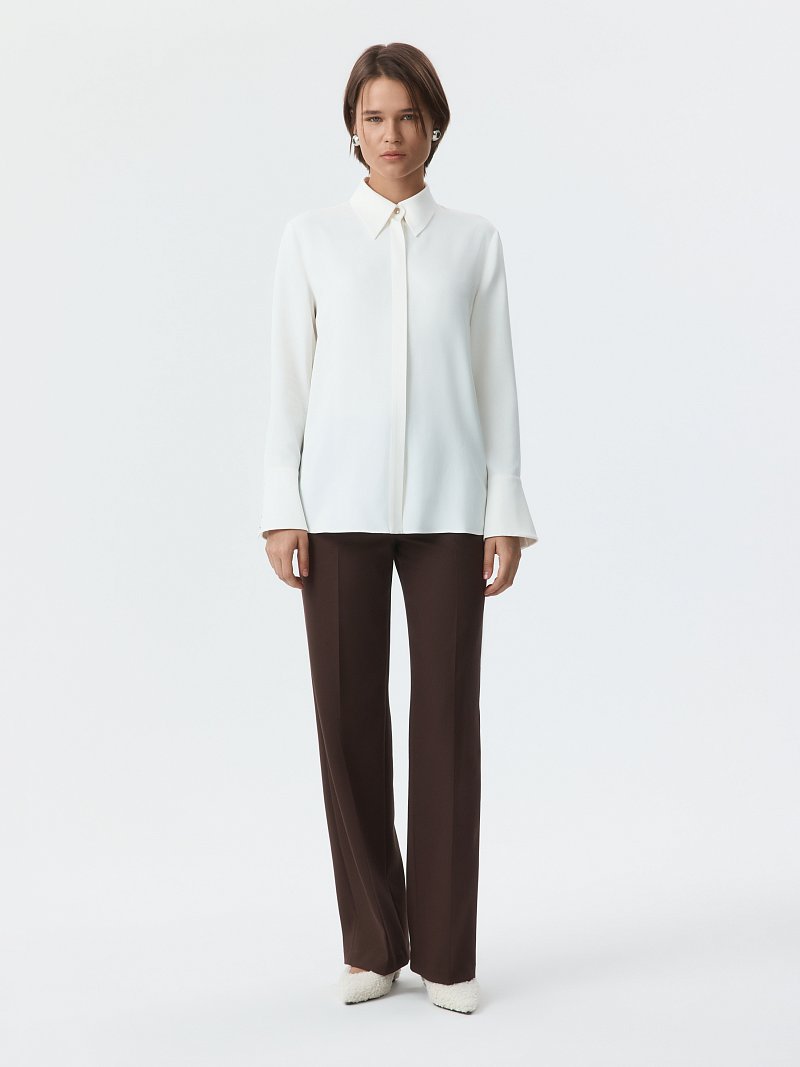 Атласная блуза с широкими манжетами