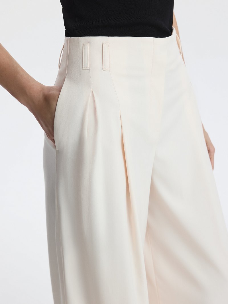 Широкие брюки с защипами