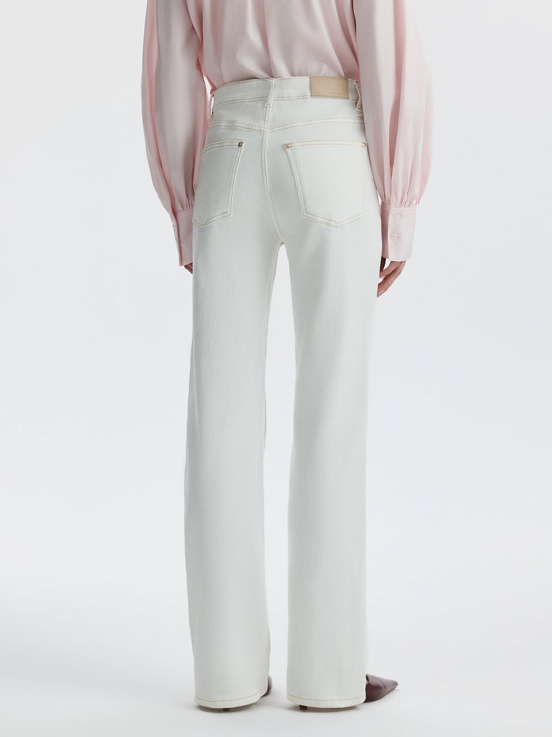 Белые прямые джинсы