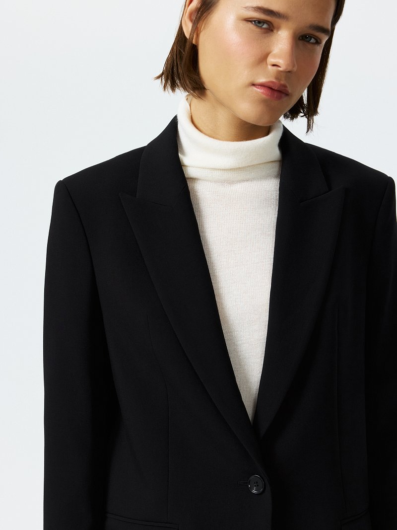 Прямой жакет на пуговице