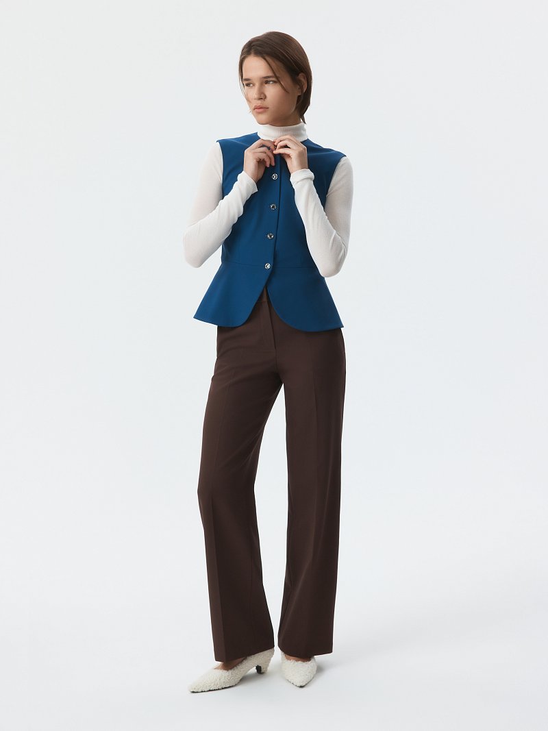 Приталенный жилет с баской