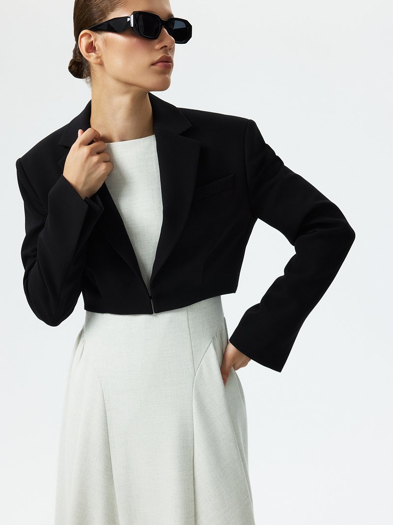 Укороченный жакет на крючке