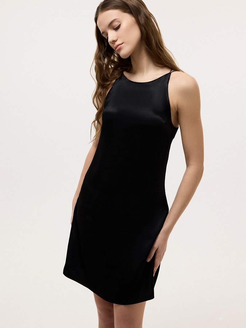 Атласное платье с открытой спиной