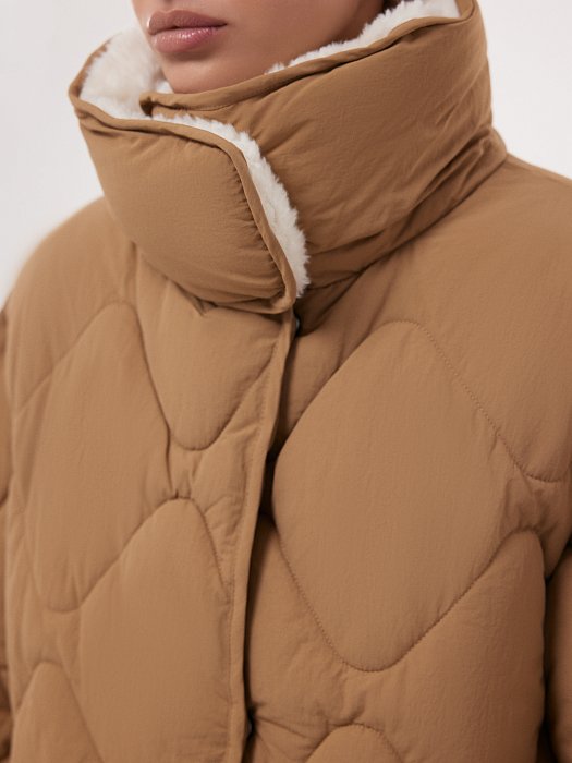 Утепленная куртка с отделкой из овчины: фото №5