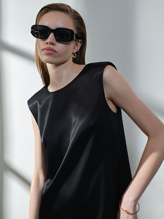 Атласное платье с акцентными плечами: фото №3