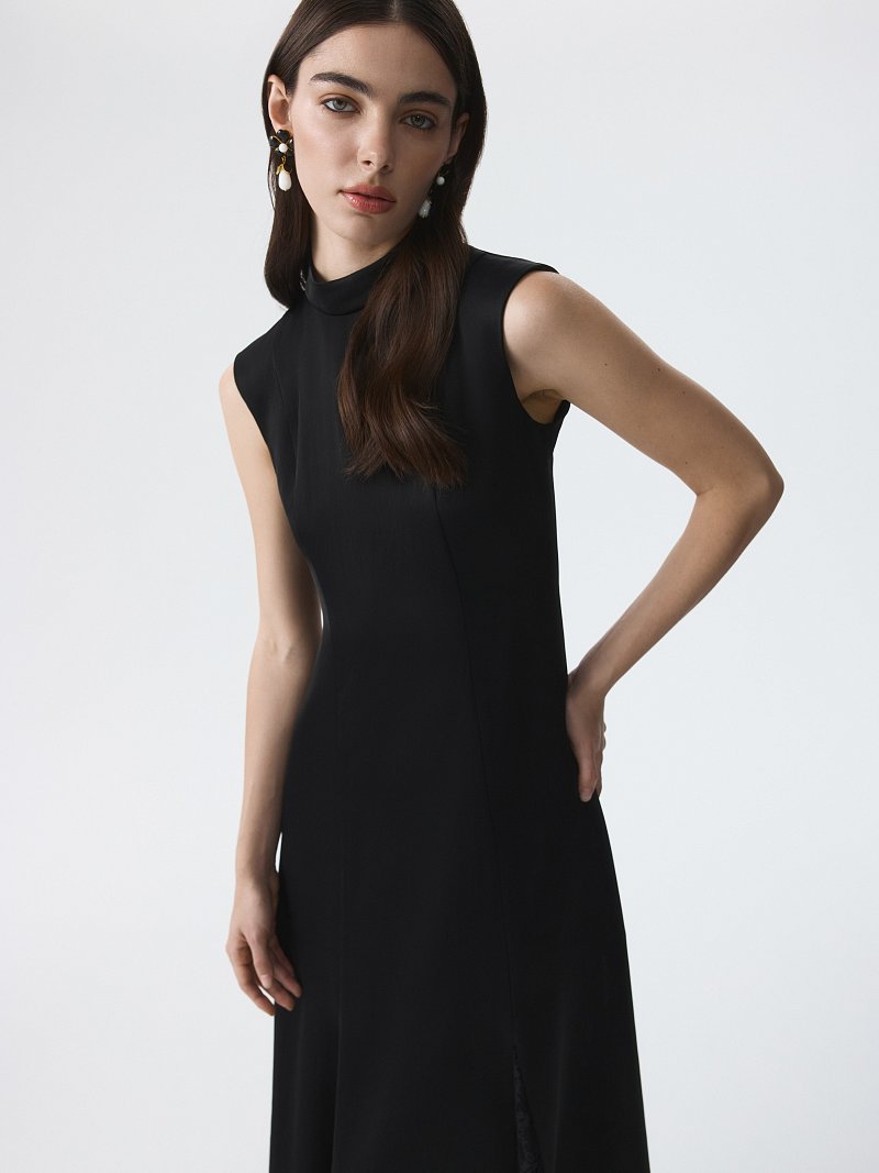 Атласное платье с кружевными вставками