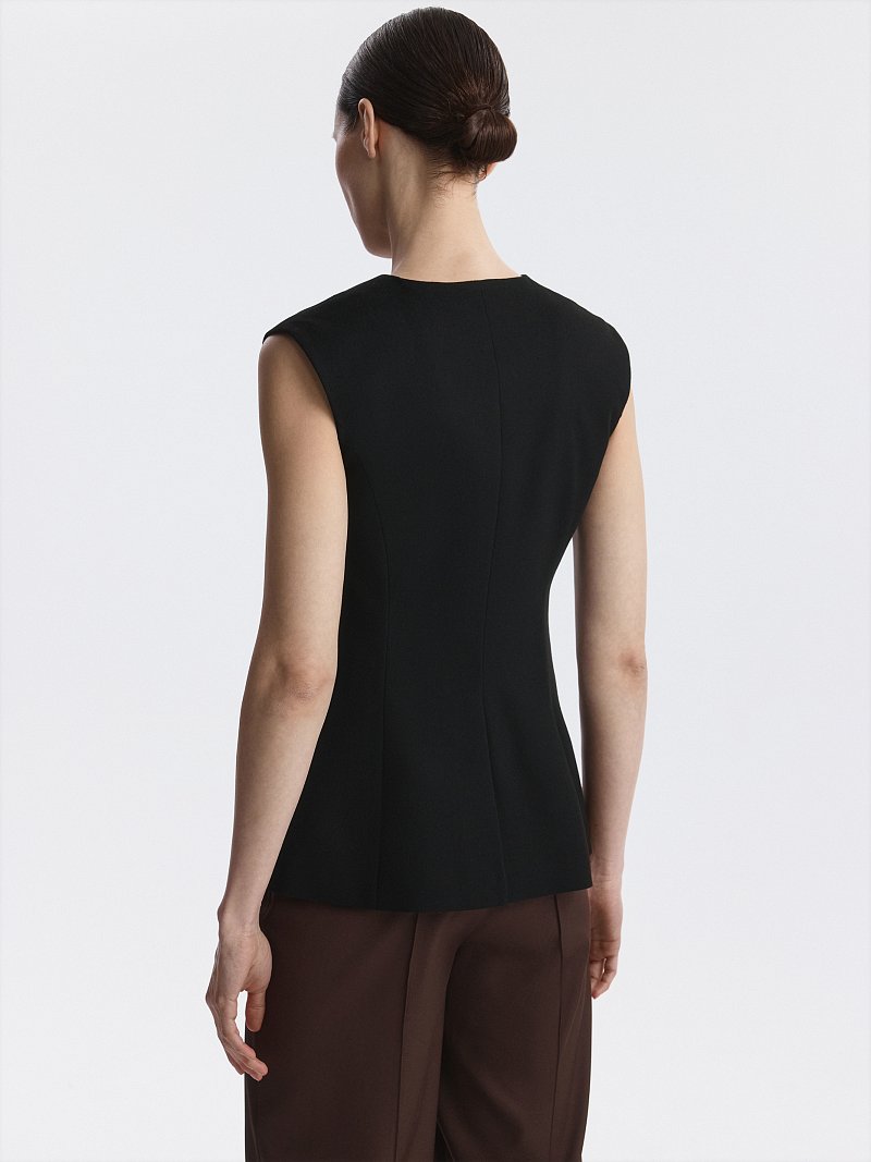 Приталенный костюмный жилет