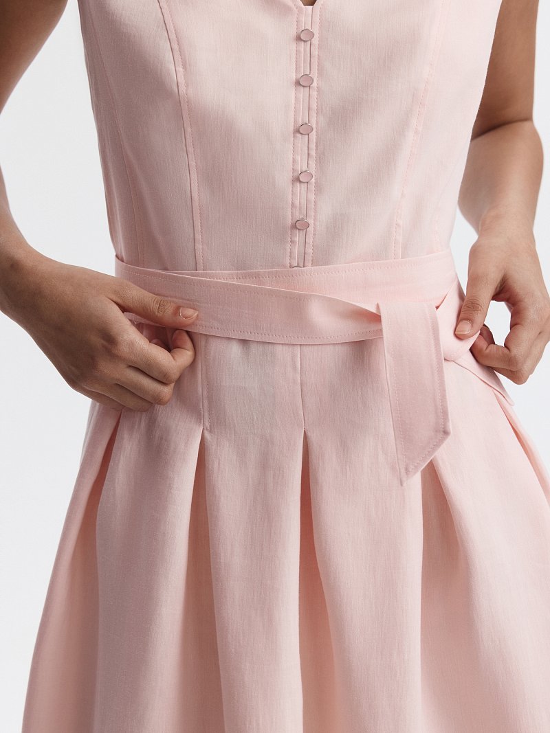 Расклешенное платье изо льна