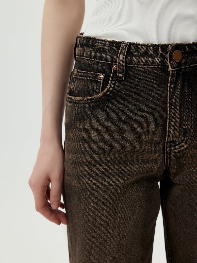 Прямые джинсы с потертостями