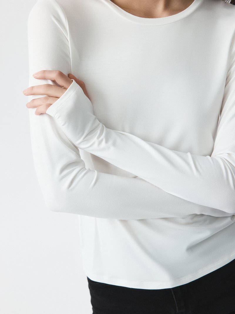 Облегающий лонгслив с вырезом для пальца