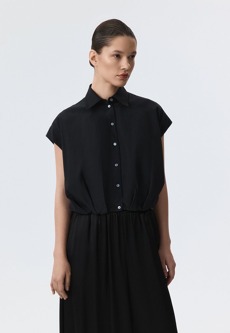 Укороченная блуза без рукавов