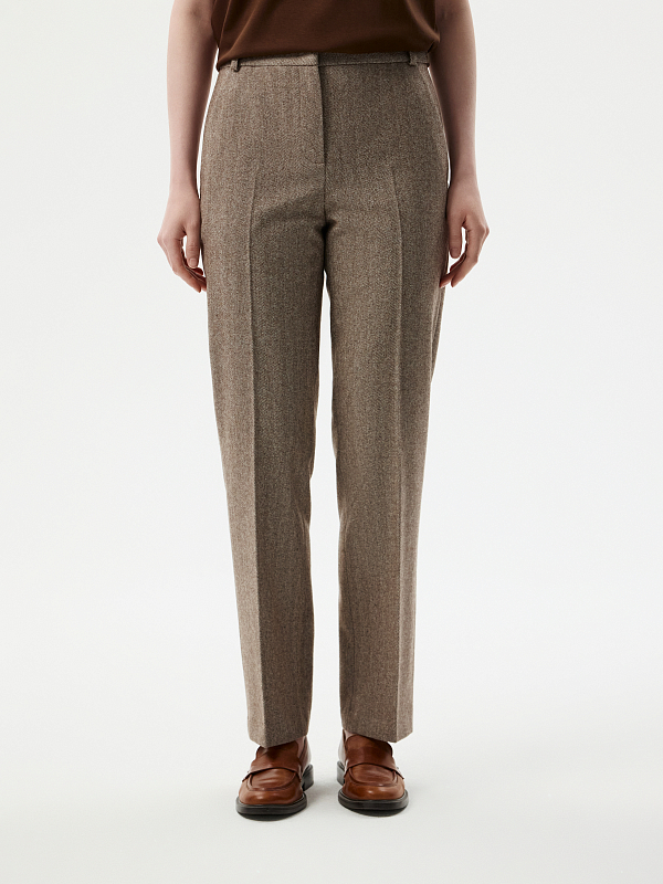 Зауженные брюки «в елочку»