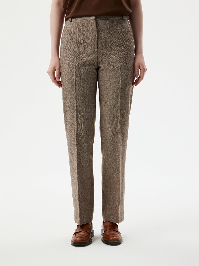 Зауженные брюки «в елочку»