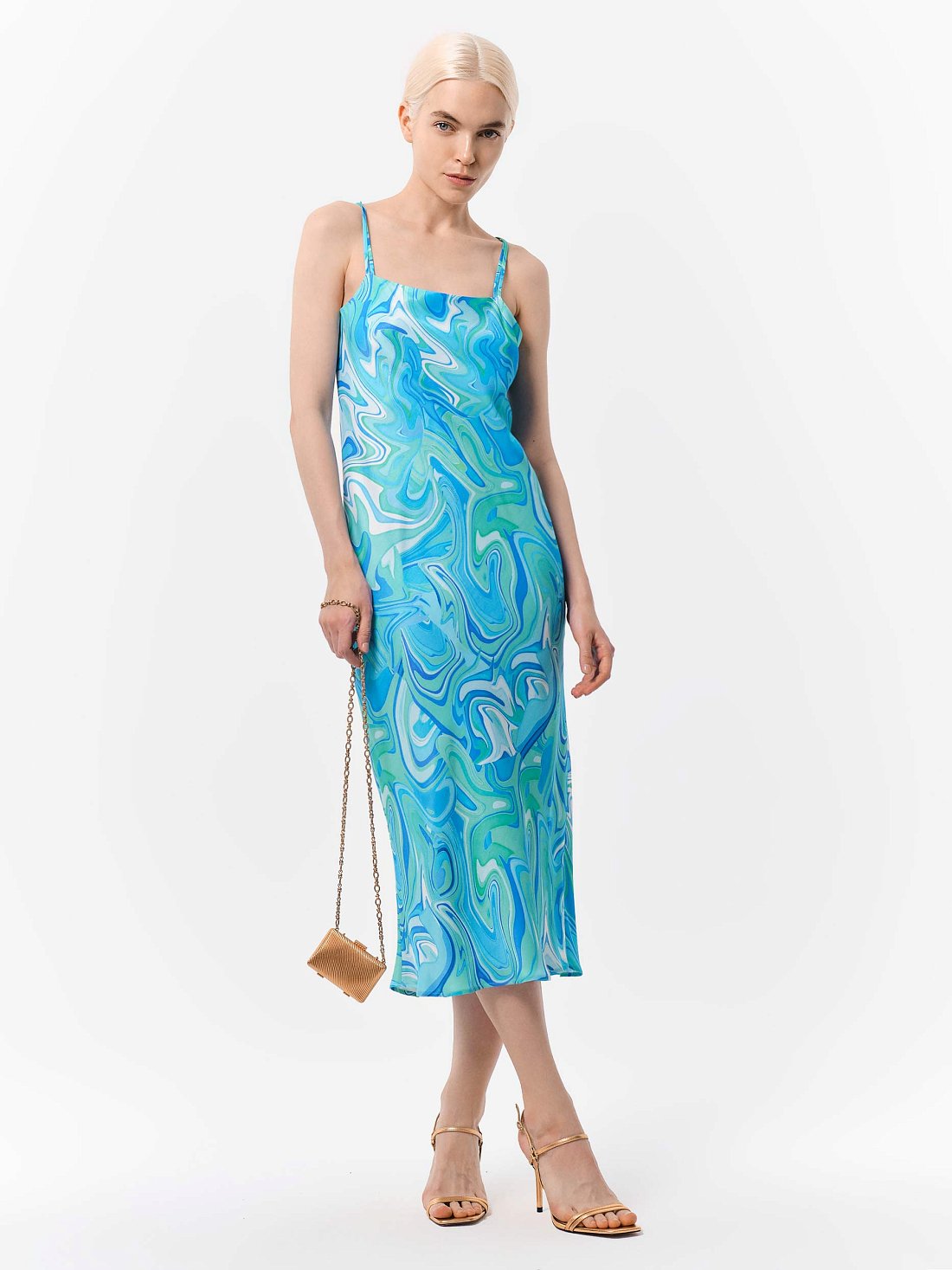 Атласное платье на бретелях: фото №1