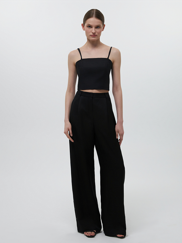 Широкие брюки с хлястиками