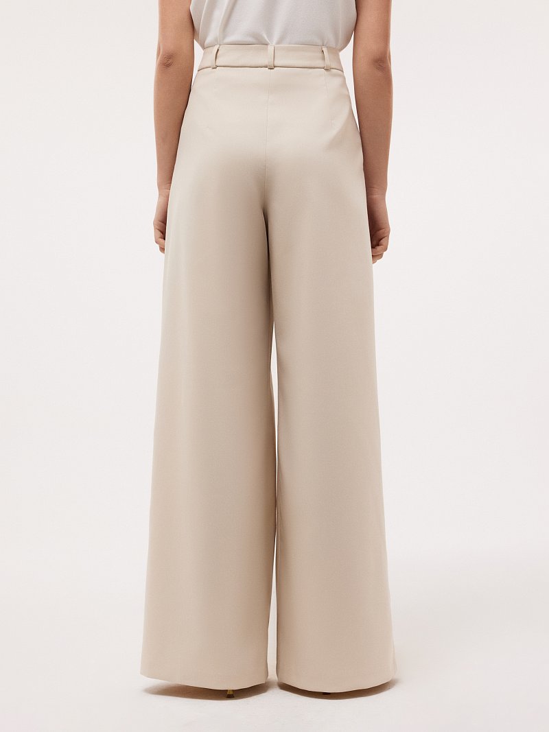 Свободные брюки с защипами