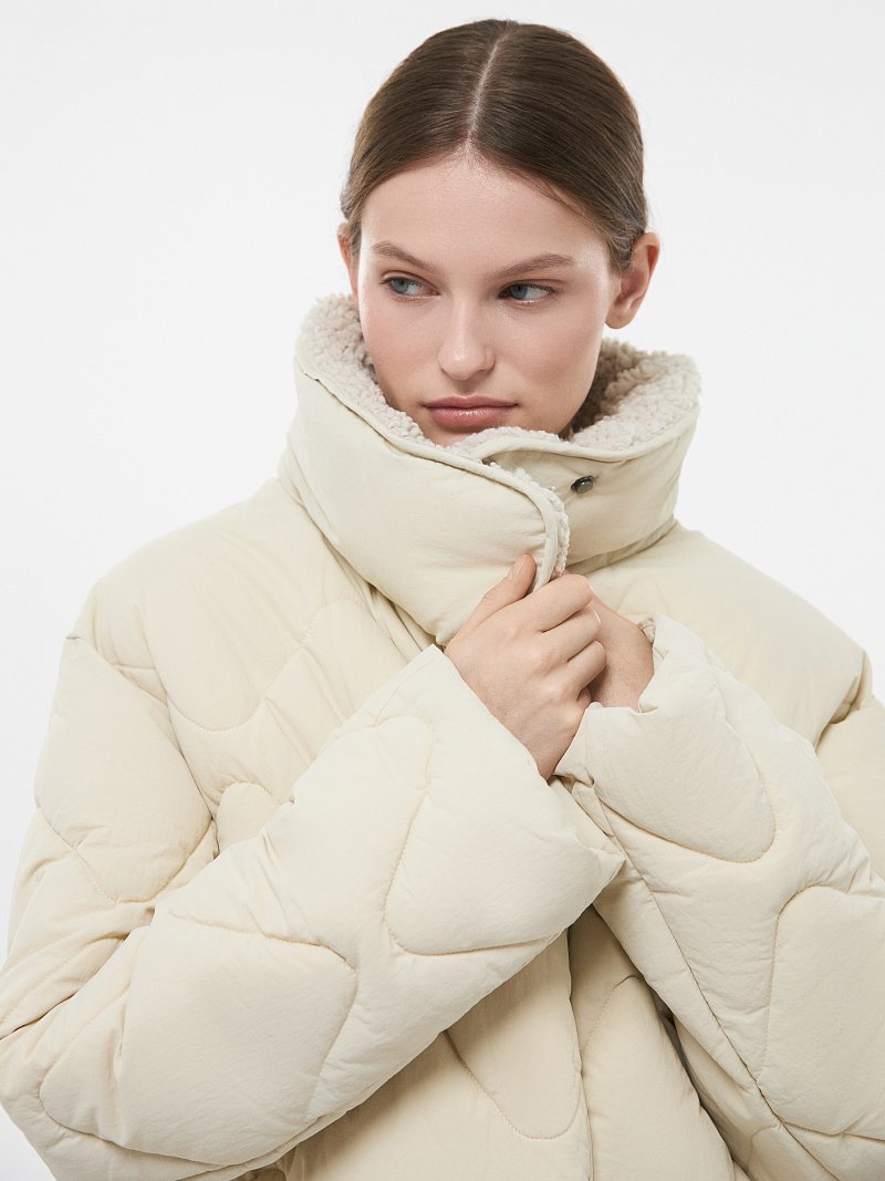 Утепленная куртка с отделкой из овчины