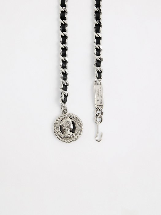 Тонкий пояс с цепочками и подвеской: фото №3