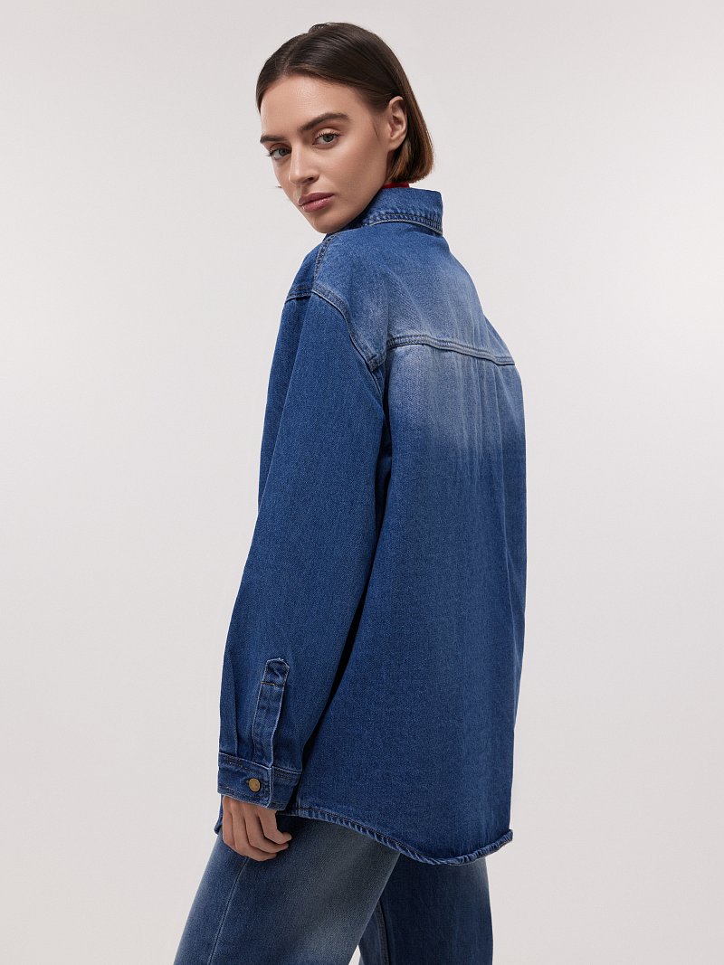 Джинсовая рубашка с клепками