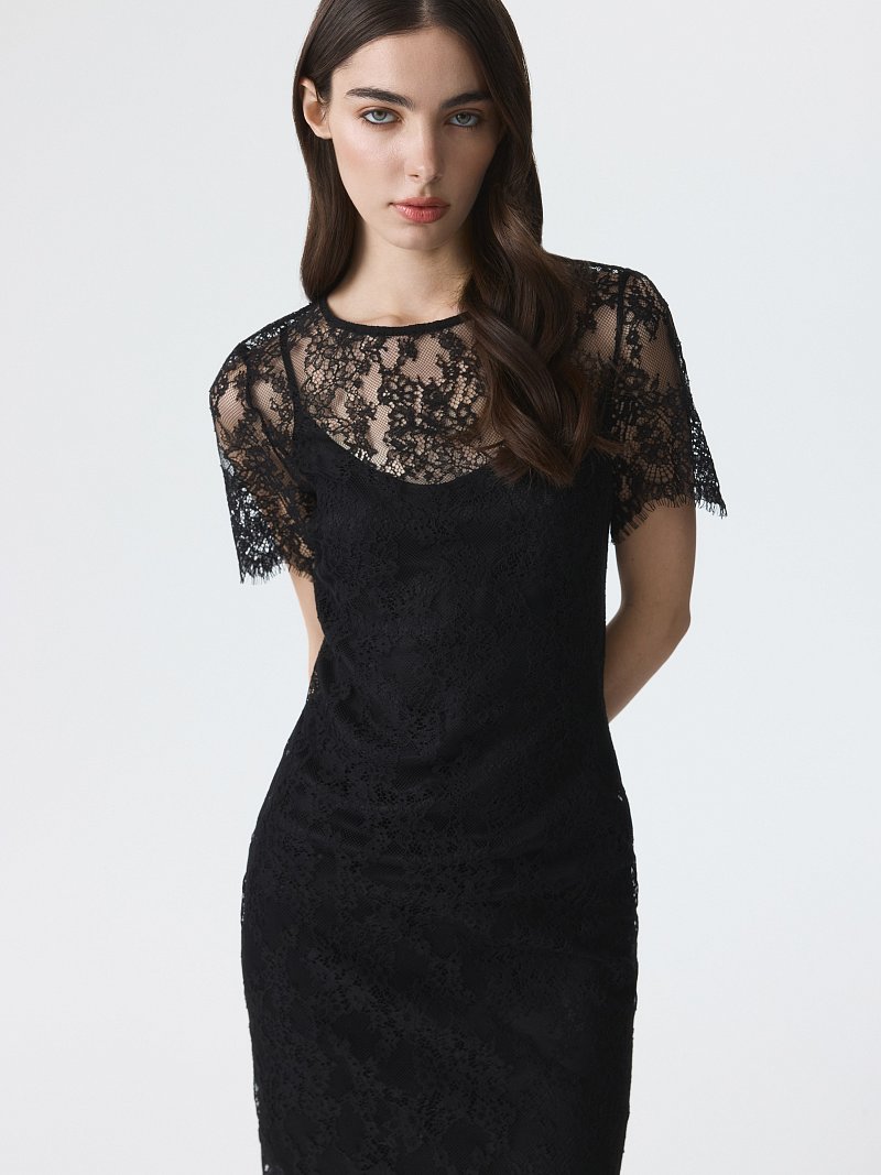 Кружевное платье-футляр
