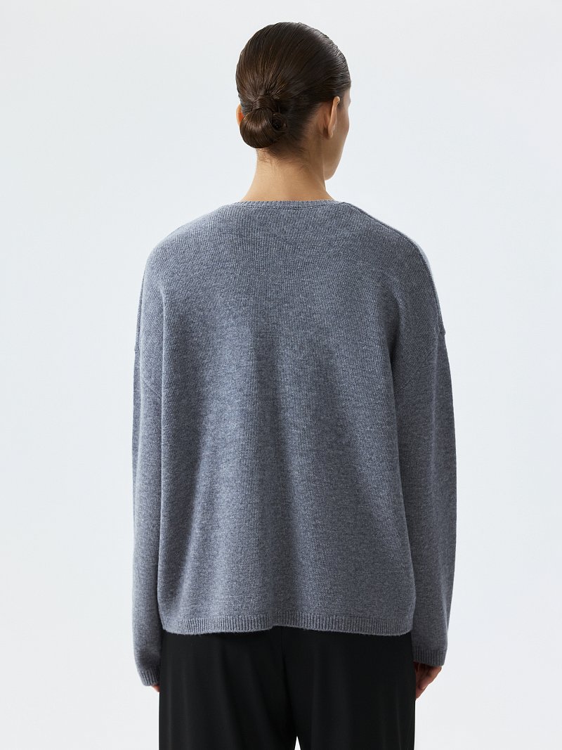 Шерстяной джемпер с вырезом