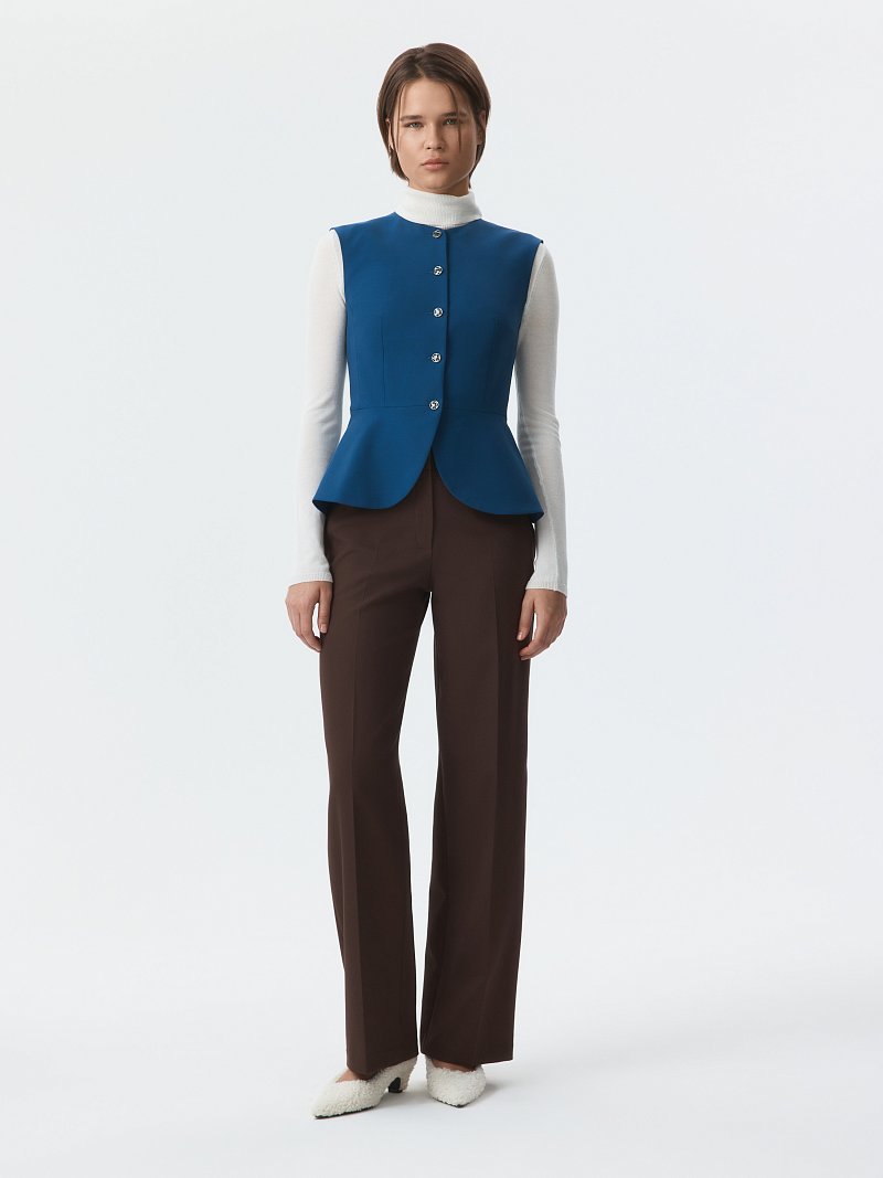 Приталенный жилет с баской