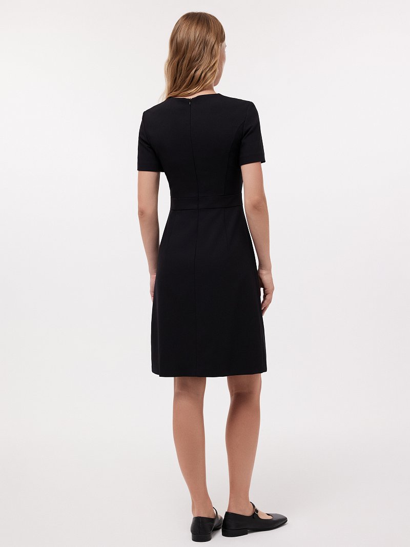 Платье с короткими рукавами