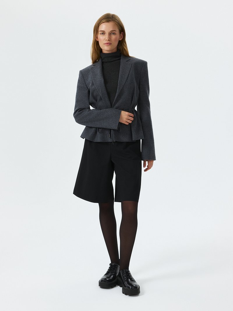 Костюмные шорты с защипами