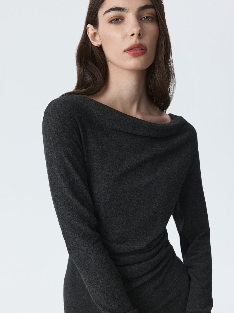 Трикотажное платье с открытыми плечами