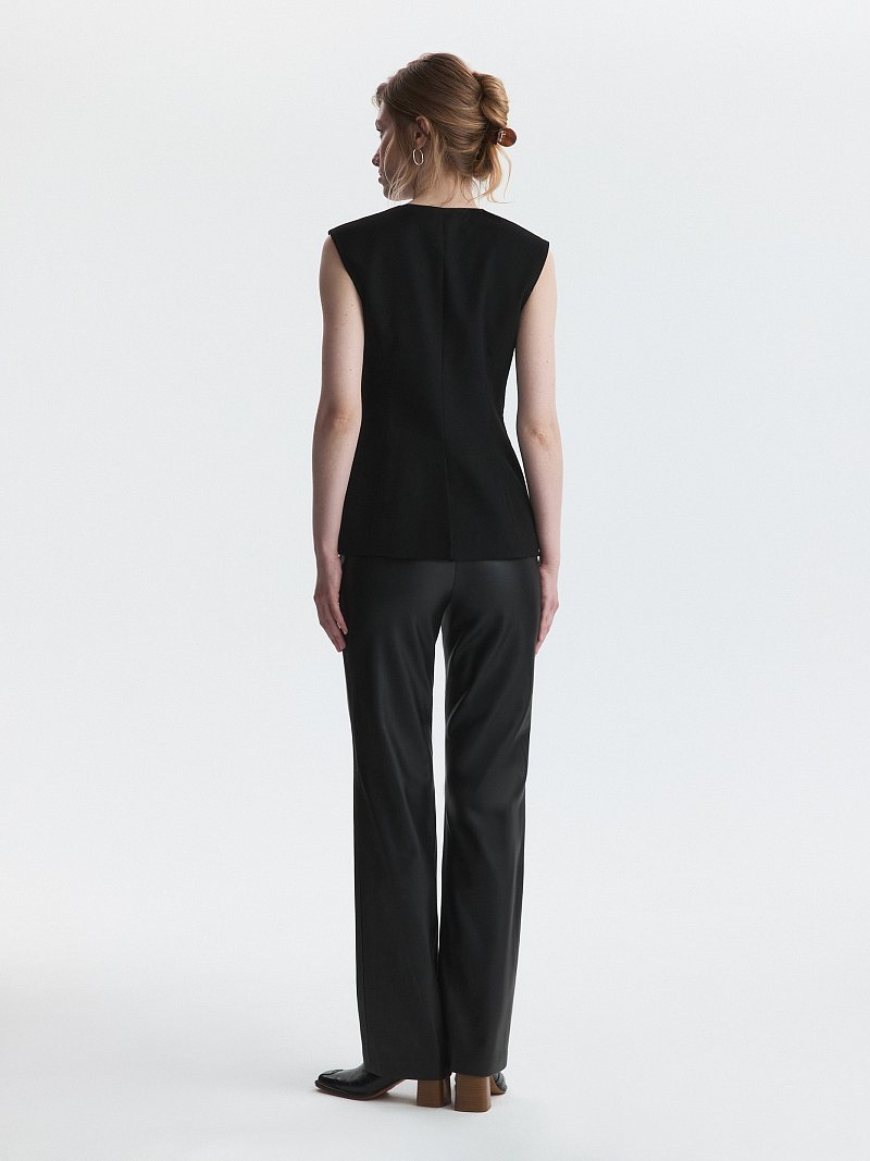 Приталенный костюмный жилет