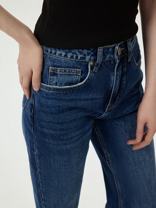 Прямые джинсы с потертостями: фото №4