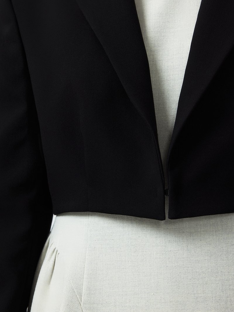 Укороченный жакет на крючке