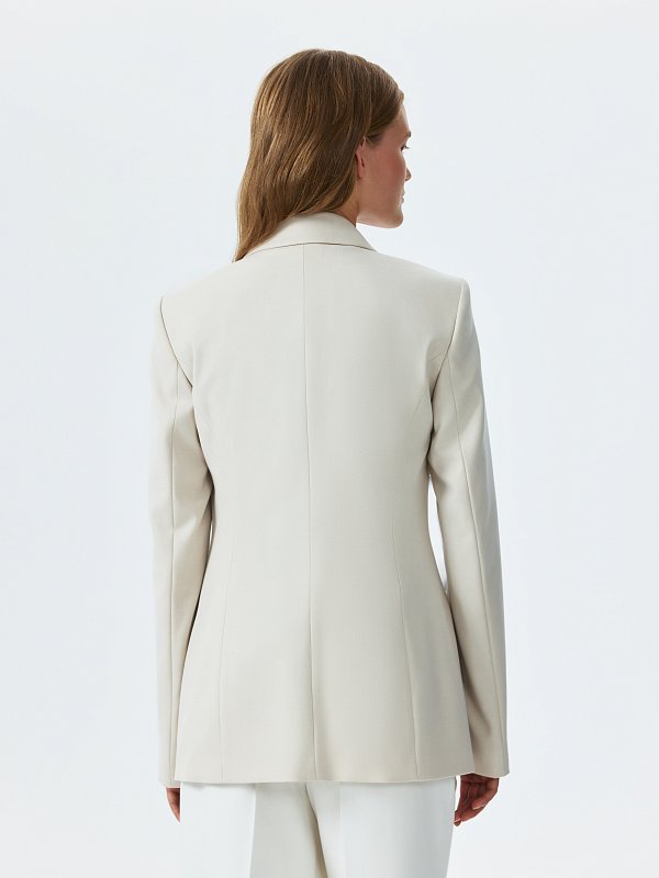 Приталенный двубортный жакет