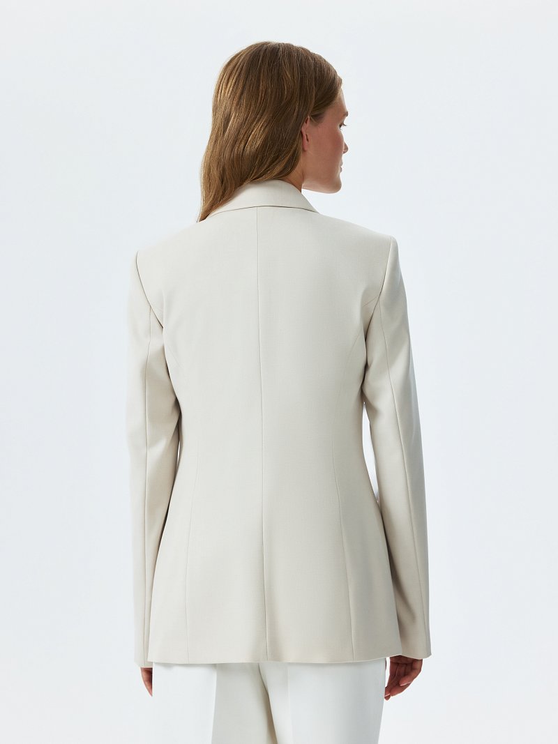 Приталенный двубортный жакет