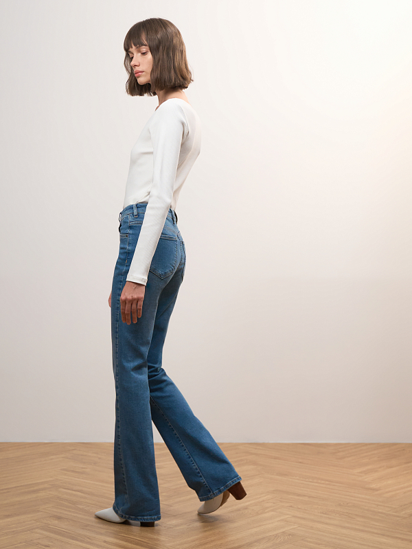 Расклешенные джинсы