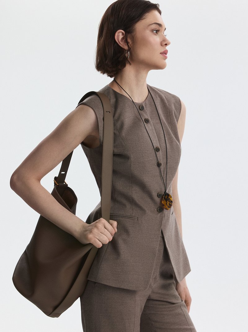 Приталенный костюмный жилет