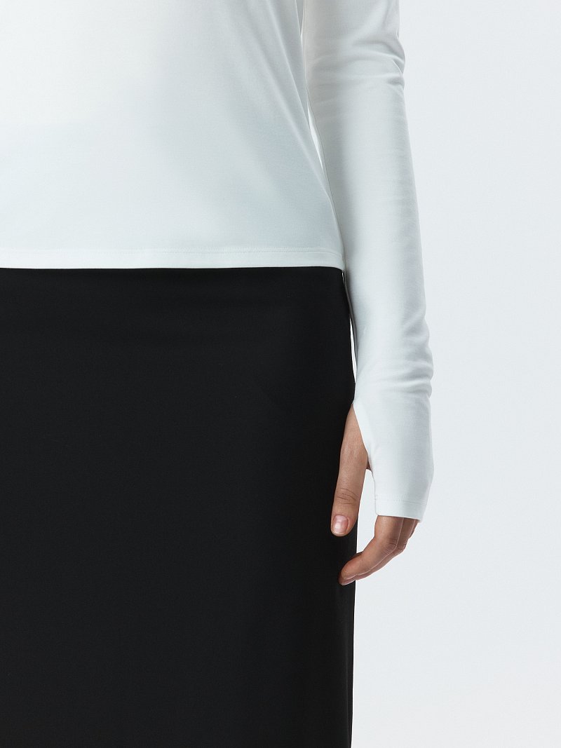 Облегающий лонгслив с вырезом для пальца