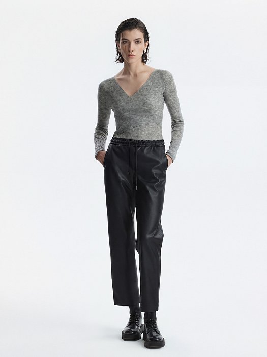 Зауженные брюки из экокожи: фото №2