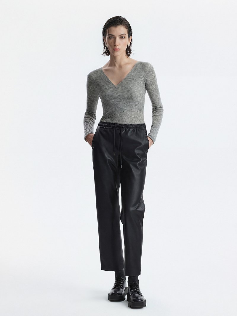 Зауженные брюки из экокожи