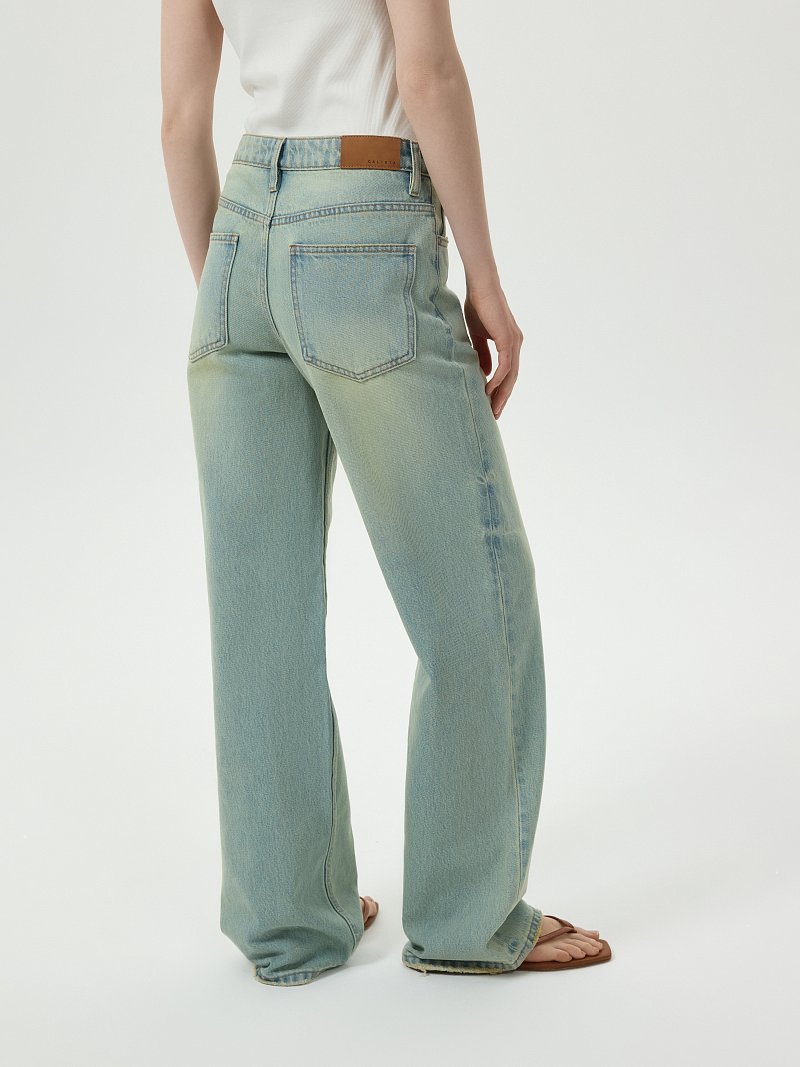 Светлые джинсы с потертостями