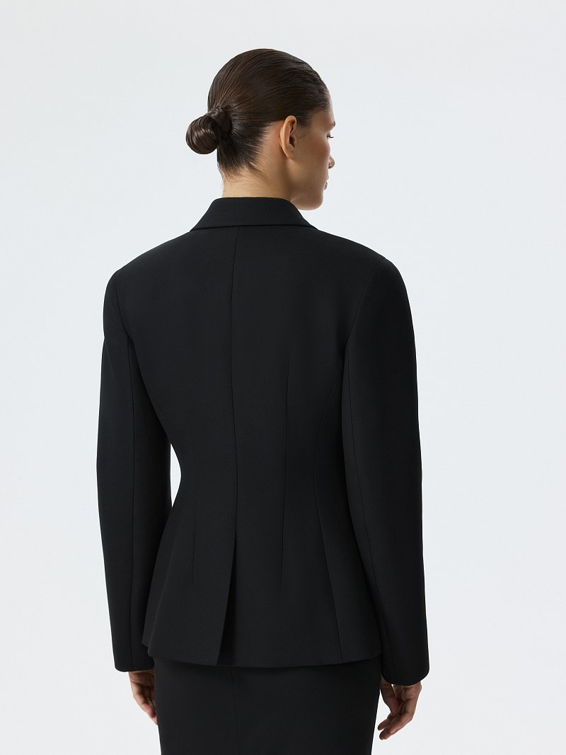 Приталенный жакет с защипами